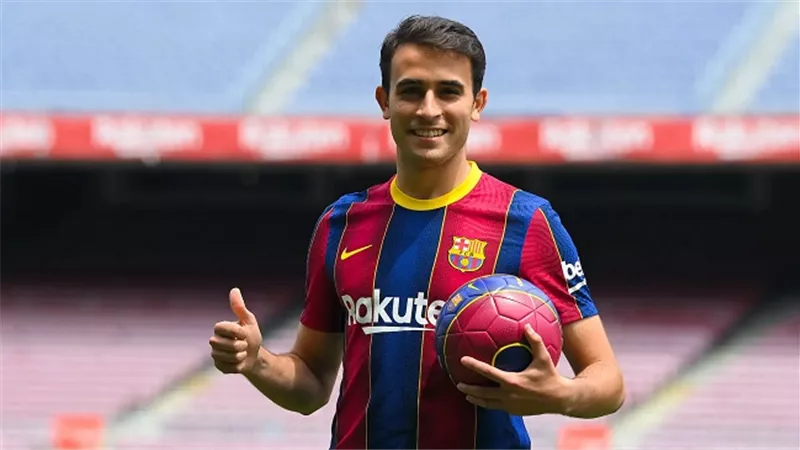 نجم دفاع برشلونة يجدد عقده حتى 2030