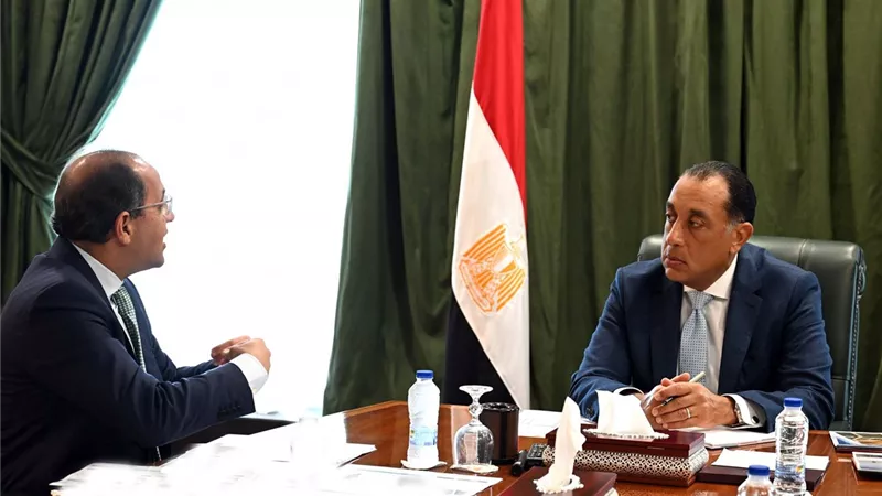 رئيس الوزراء يُتابع مع وزير المالية سداد المستحقات المتأخرة للمصدرين