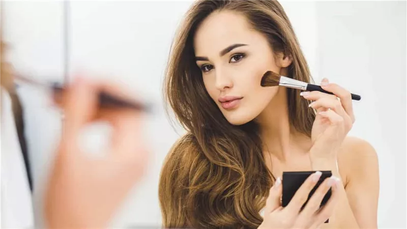 صيفك أجمل.. 4 خطوات لمكياج ثابت يدوم رغم الحرارة