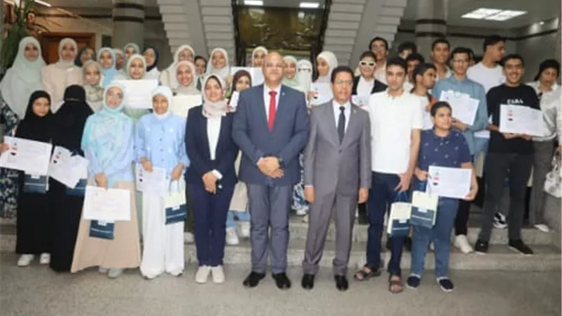 محافظ القليوبية ورئيس جامعة بنها يكرمان أوائل الشهادات العامة والأزهرية والفنية