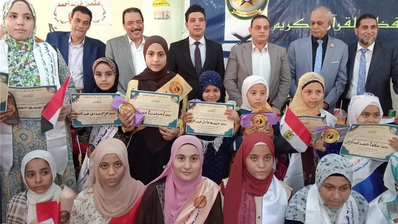 نائب محافظ سوهاج يُكرّم نماذج مُشرفة من ذوي الهمم والمعلمات