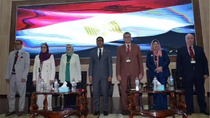 رئيس الجامعة يشهد المؤتمر الطلابي الثالث لكلية الطب البشرى ببنها