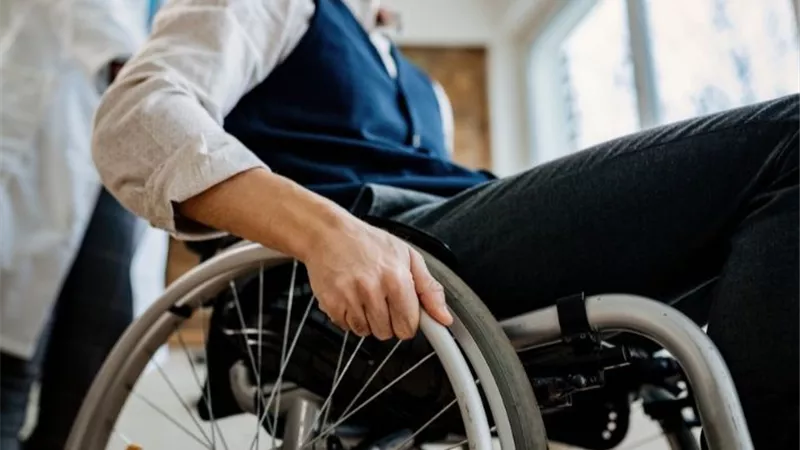 بشرى لمرضى الشلل.. شريحة في الدماغ قد تتيح التحكم بالأدوات