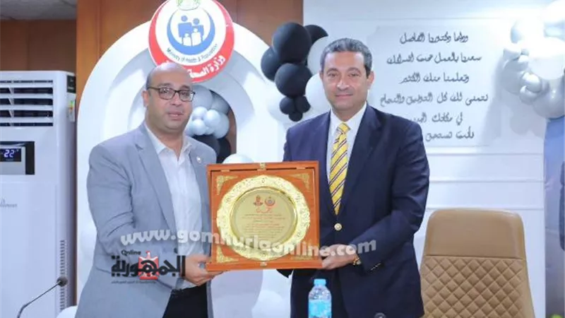 محافظ دمياط يُكرم وكيل الصحة تقديرا لجهوده