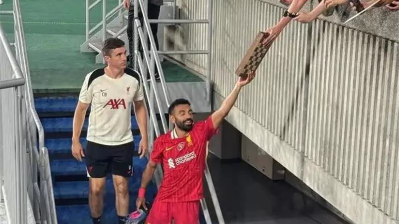 هدية جماهير ليفربول لـ محمد صلاح تُشعل مواقع التواصل الاجتماعي