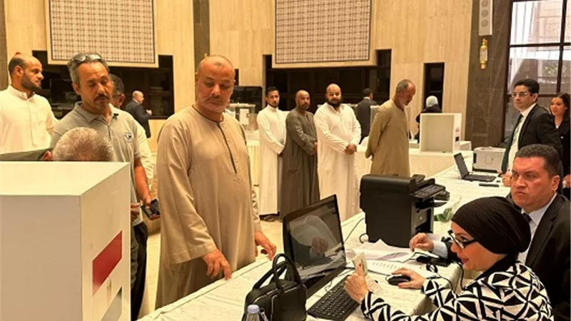 الجاليات المصرية بالدول العربية يحتشدون أمام اللجان