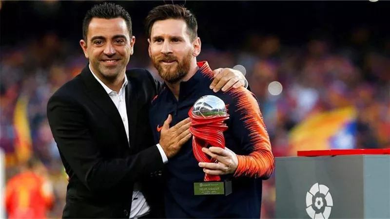 تشافي: لا أعتبر نفسي لاعبًا أفضل من ميسي أو رونالدو