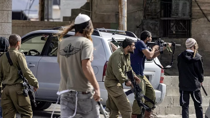 استشهاد فلسطيني وإصابة 8 آخرين بالرصاص في هجوم للمستوطنين جنوب نابلس