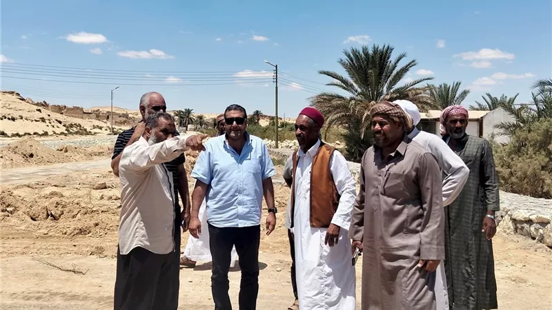 رئيس مركز ومدينة سيوة يقوم بجولة تفقدية بقرية الجارة