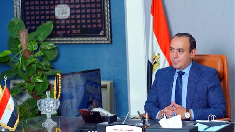 رئيس جهاز 15 مايو يكشف عن أهم مشروعات الطرق فى المدينة.. بالصور