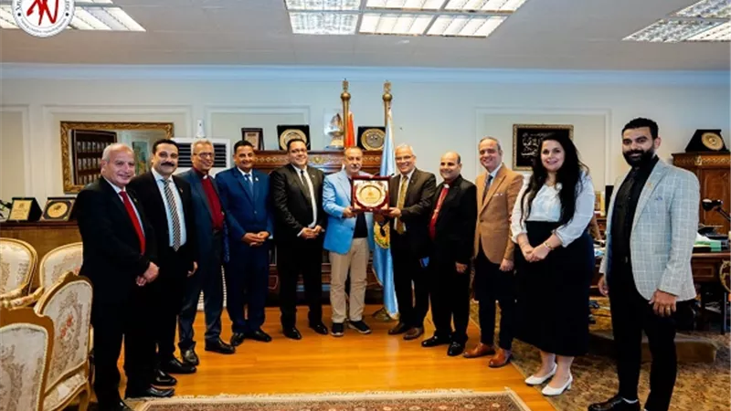 محافظ أسيوط يستقبل وفد كلية لاهوت مجمع المثال الإنجيلية