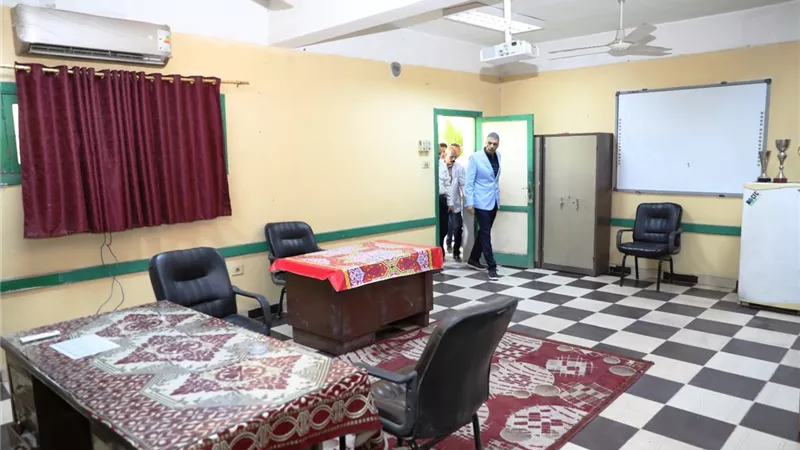 محافظ أسوان يتابع ميدانياً جاهزية اللجان الإنتخابية