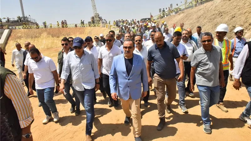 محافظ أسيوط و وزير الري يتفقدان قناطر ديروط الجديدة..صور