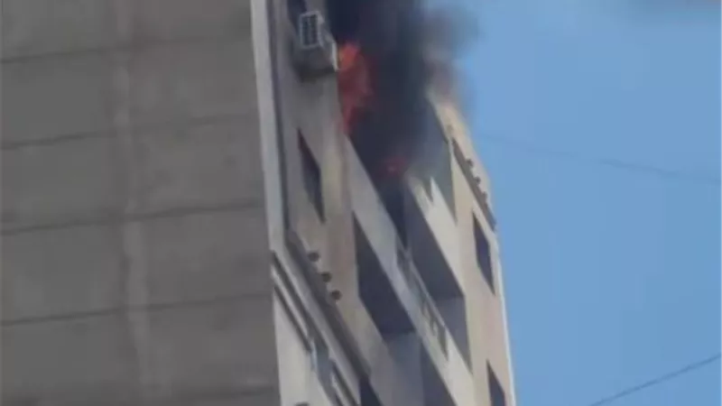 انقاذ سكان برج برمل الاسكندرية من حريق مدمر
