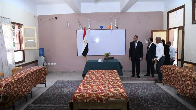 محافظ قنا يتفقد المقار الانتخابية لاستقبال المواطنين