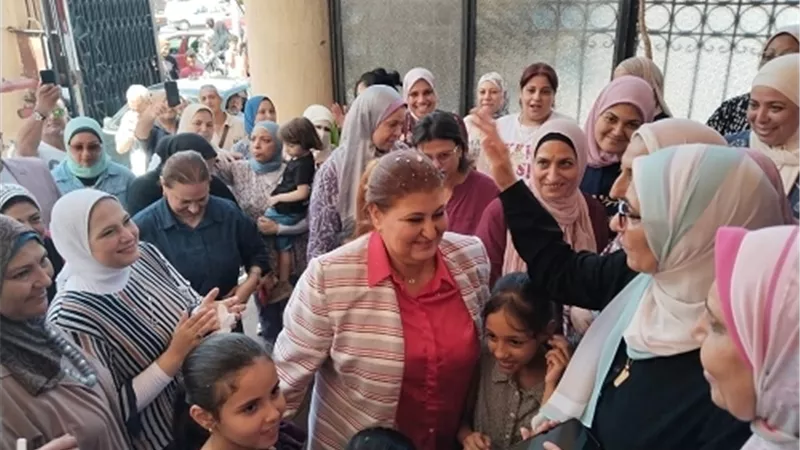 العاملون بمديرية الشباب بالإسكندرية يستقبلون صفاء بالورود
