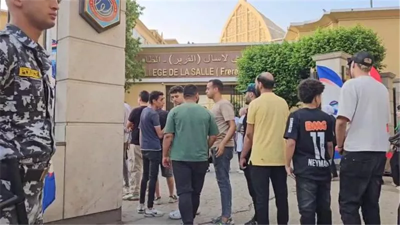 توافد المواطنين على لجان مدرسة الفرير بالظاهر للإدلاء بأصواتهم