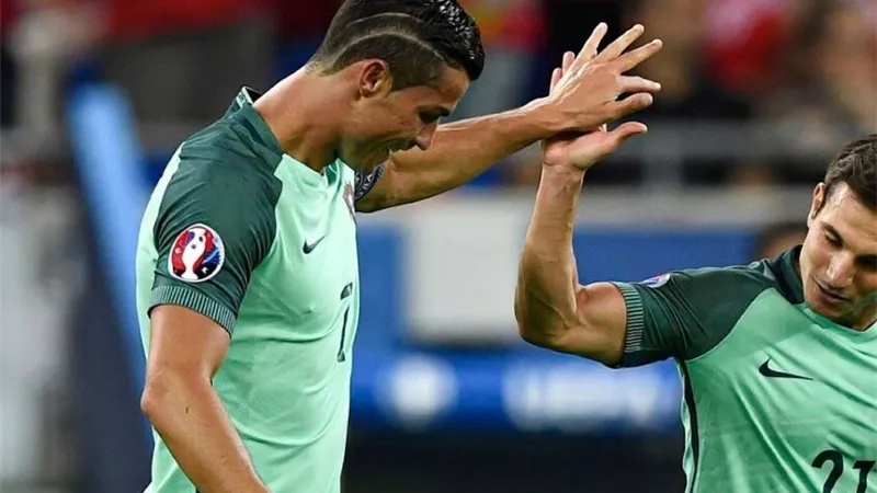 تفاصيل رسالة رونالدو لنجم منتخب البرتغال
