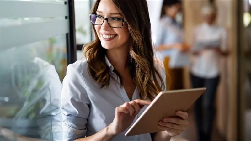 كيف تفرضين احترامك دون أن تتخلي عن أنوثتك؟
