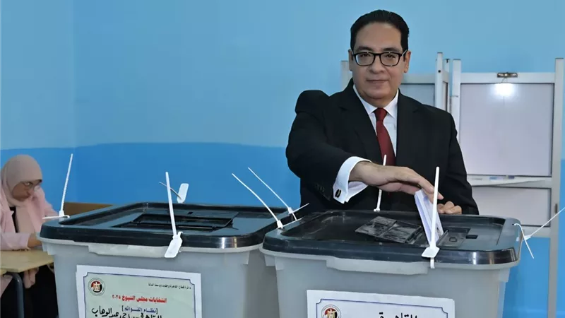 رئيس جامعة القاهرة يدلي بصوته في انتخابات مجلس الشيوخ 2025