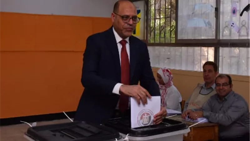 وزير العمل يُدلي بصوته في انتخابات مجلس الشيوخ 2025