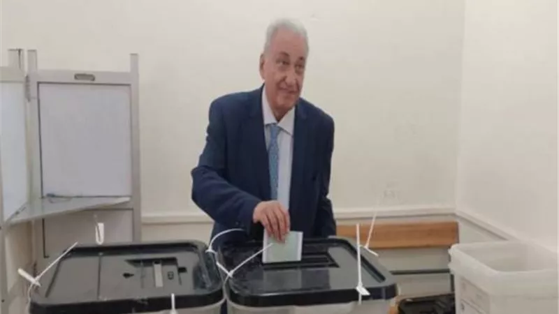 سامح عاشور عضو حزب الجبهة الوطنية يدلى بصوته فى انتخابات الشيوخ