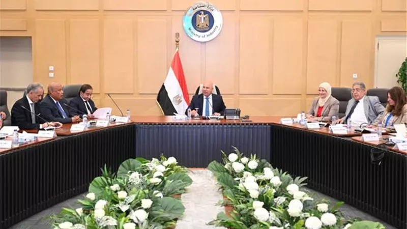 الوزير يبحث توطين صناعة صاج السيارات مع منتجي الحديد وشركات السيارات