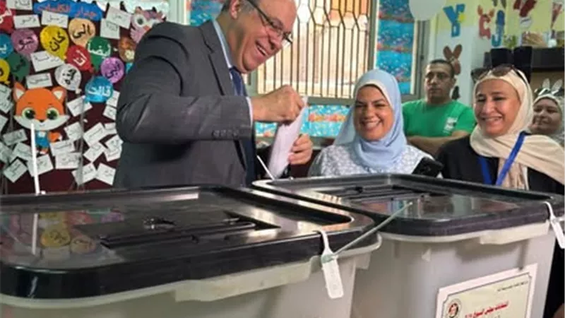 وزير الطيران المدني يُدلي بصوته في انتخابات مجلس الشيوخ