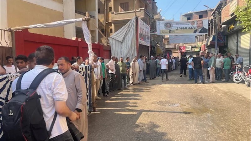 حشود كبيرة اصطفت امام اللجان قبل الموعد المقرر لاستقبال الناخبين