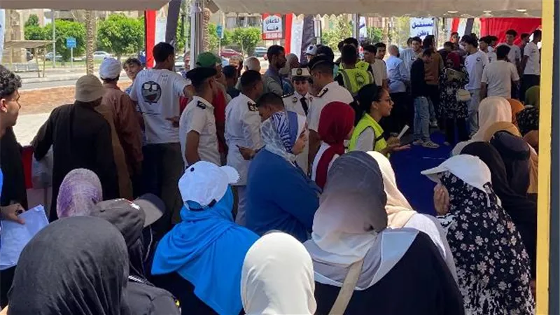 قبل فتح الأبواب.. أهالى الشروق يتوافدون على لجان الشيوخ 2025.. فيديو