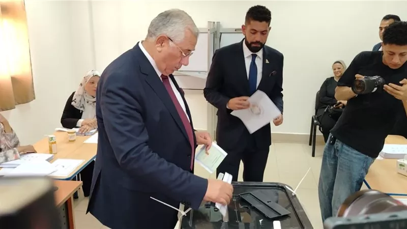 أمين عام حزب الجبهة يدلي بصوته في انتخابات الشيوخ.. ويؤكد: صوتك خنجر في صدر الجماعات الإرهابية