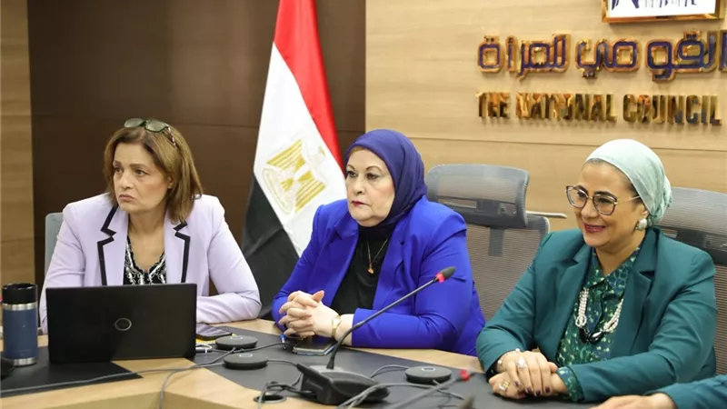 المستشارة أمل عمار تتفقد غرفة عمليات القومي للمرأة لمتابعة تصويت السيدات