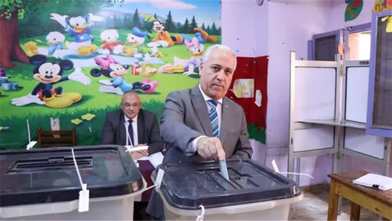 رئيس الهيئة الوطنية للصحافة يدلي بصوته في انتخابات الشيوخ 2025