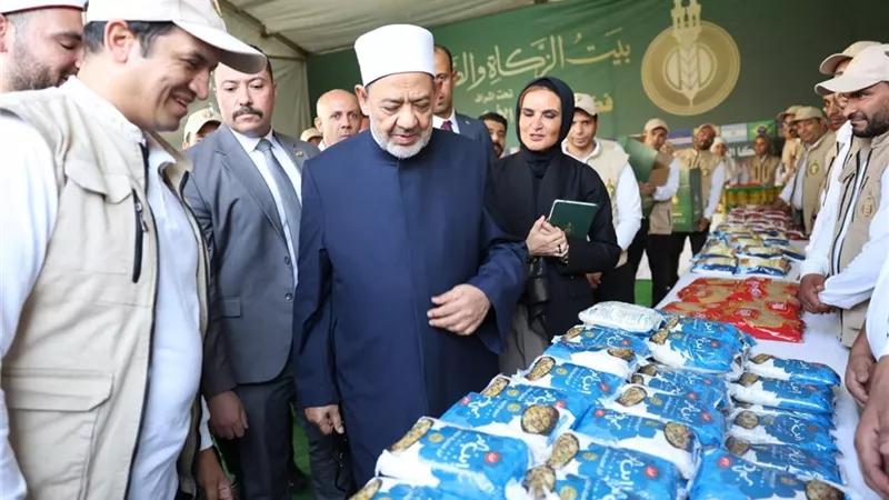 شيخ الأزهر يتفقّد قافلة بيت الزكاة والصدقات المتجهة إلى قطاع غزة