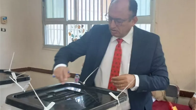 رئيس جامعة حلوان يدلي بصوته في انتخابات مجلس الشيوخ