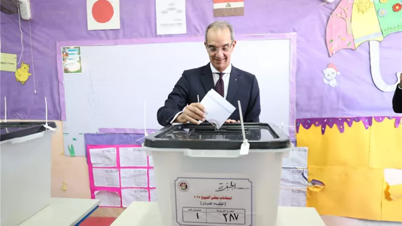 وزير الاتصالات يدعو للمشاركة بانتخابات الشيوخ لاستكمال المسيرة الديموقراطية