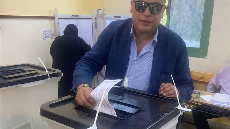 تامر عبدالمنعم يدلي بصوته في إنتخابات مجلس الشيوخ 2025