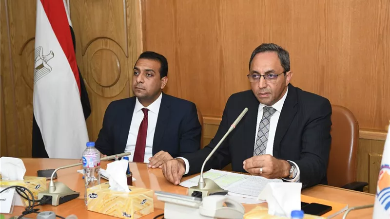 محافظ قنا يبحث تسهيل إجراءات تراخيص المحال العامة