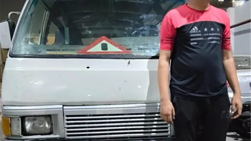ضبط سائق ميكروباص لسيره عكس الإتجاه والتعدي على مواطن