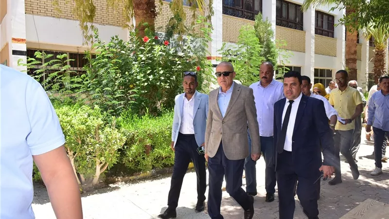 محافظ الأقصر يتفقد لجان التصويت فى اليوم الأول