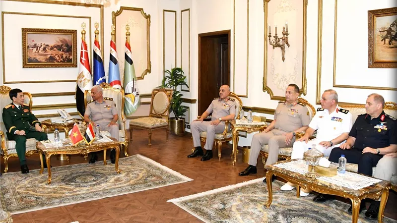 الفريق أول عبد المجيد صقر يلتقى وزير الدفاع الفيتنامى
