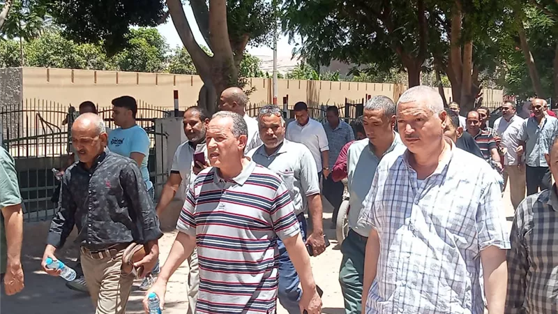 حشود من مديرى الإدارات التعليمية والمعلمين بالقرى والمراكزللتصويت
