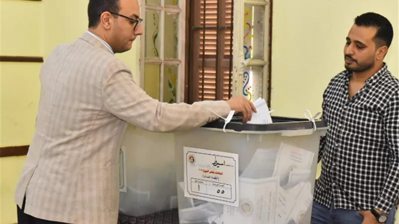نائب محافظ أسيوط يدلي بصوته في انتخابات مجلس الشيوخ