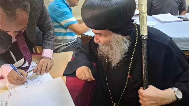 الأنبا يوأنس أسقف أسيوط يدلى بصوته في انتخابات مجلس الشيوخ