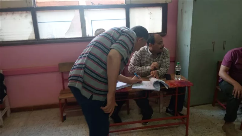 وكيل وزارة التعليم بأسيوط يدلى بصوته فى انتخابات الشيوخ