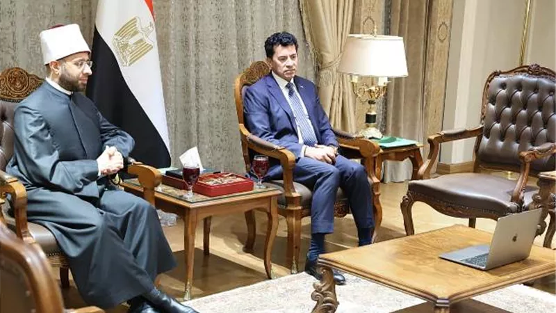 وزيرا الشباب والأوقاف يتابعان سير العملية الانتخابية من غرفة العمليات المركزية