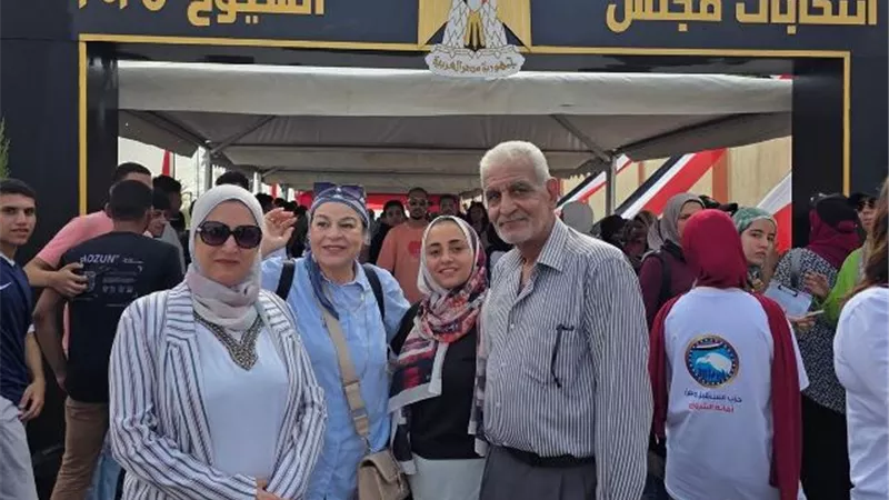 مديرة «تعليم الشروق» تُدلى بصوتها في انتخابات الشيوخ: واجب وطنى.. صور