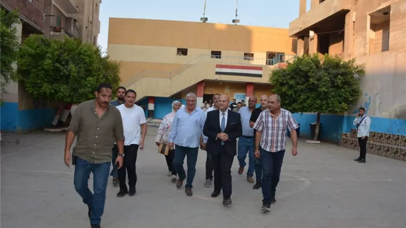 نائب محافظ الجيزة يتفقد اللجان الانتخابية لمجلس الشيوخ بكرداسة