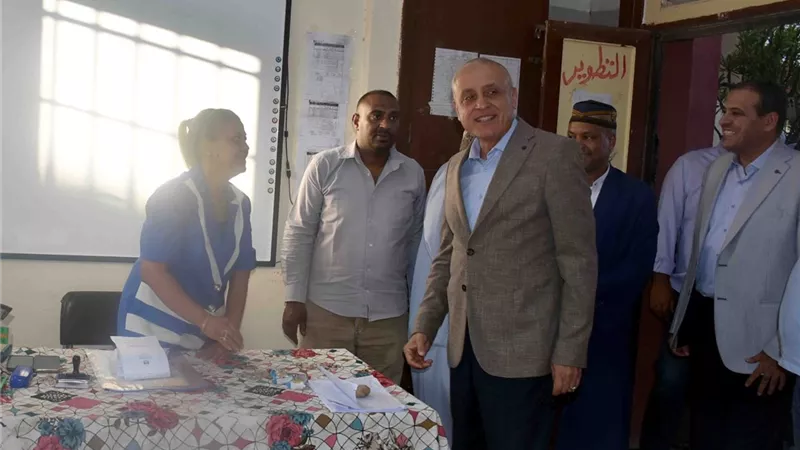 محافظ الأقصر يتفقد عدداً من اللجان بالأقصر والبياضية