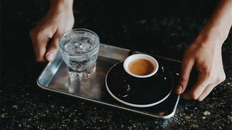 فوائد شرب الماء قبل وبعد القهوة